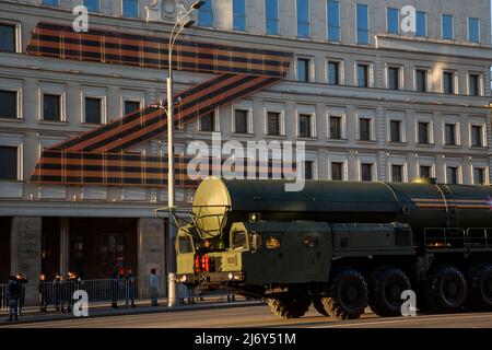 Moskau, Russland. 4.. Mai 2022. Ein mobiler Raketenwerfer, der eine hermonukleare bewaffnete interkontinentale ballistische Rakete trägt, fährt zur Probe der bevorstehenden Parade zum Victory Day am 9. Mai in Moskau, Russland, zum Roten Platz. Nikolay Vinokurov/Alamy Live News Stockfoto