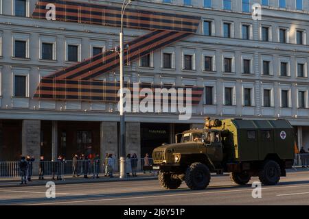 Moskau, Russland. 4.. Mai 2022. Ein medizinisches Unterstützungsfahrzeug unterstützt eine Kolonne von Militärfahrzeugen, die zum Roten Platz für eine Probe der bevorstehenden Parade zum Victory Day am 9. Mai in Moskau, Russland, fährt. Nikolay Vinokurov/Alamy Live News Stockfoto