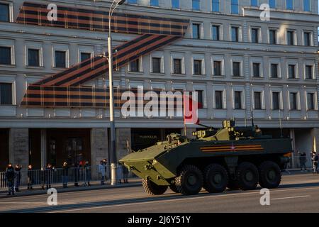 Moskau, Russland. 4.. Mai 2022. Ein gepanzerter Kurganets-Personenkräger fährt auf den Roten Platz, um die bevorstehende Parade zum Victory Day am 9. Mai in Moskau, Russland, zu Proben. Nikolay Vinokurov/Alamy Live News Stockfoto