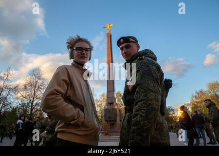 Moskau, Russland. 4.. Mai 2022. Militärangehöriger wartet auf den Beginn einer Probeparade zum Tag des Sieges anlässlich des 77.. Jahrestages des Sieges über Nazi-Deutschland im Zweiten Weltkrieg in der Nähe des Denkmals für die Grenzwächter des Vaterlandes im Zentrum von Moskau, Russland. Nikolay Vinokurov/Alamy Live News Stockfoto