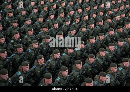 Moskau, Russland. 4.. Mai 2022. Militärangehöriger marschieren in Formation während einer Probe einer Parade zum Victory Day anlässlich des 77.. Jahrestages des Sieges über Nazi-Deutschland im Zweiten Weltkrieg in Moskau, Russland. Nikolay Vinokurov/Alamy Live News Stockfoto