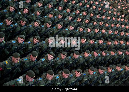 Moskau, Russland. 4.. Mai 2022. Militärangehöriger marschieren in Formation während einer Probe einer Parade zum Victory Day anlässlich des 77.. Jahrestages des Sieges über Nazi-Deutschland im Zweiten Weltkrieg in Moskau, Russland. Nikolay Vinokurov/Alamy Live News Stockfoto