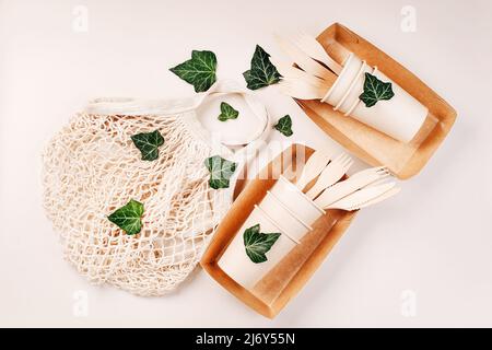 Pappbecher, Fast-Food-Container.Recycling, umweltfreundliche Konzept.Eco Handwerk Papier Geschirr.Stofftasche für die Lebensmittellieferung.Einweg-Öko-Besteck, Teller, sp Stockfoto