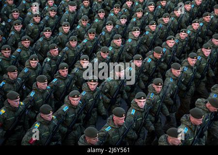 Moskau, Russland. 4.. Mai 2022. Militärangehöriger marschieren in Formation während einer Probe einer Parade zum Victory Day anlässlich des 77.. Jahrestages des Sieges über Nazi-Deutschland im Zweiten Weltkrieg in Moskau, Russland. Nikolay Vinokurov/Alamy Live News Stockfoto