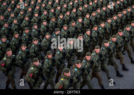 Moskau, Russland. 4.. Mai 2022. Militärangehöriger marschieren in Formation während einer Probe einer Parade zum Victory Day anlässlich des 77.. Jahrestages des Sieges über Nazi-Deutschland im Zweiten Weltkrieg in Moskau, Russland. Nikolay Vinokurov/Alamy Live News Stockfoto