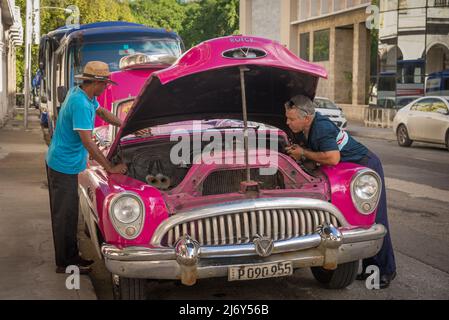 10. Januar 2016 - Havanna, Kuba: Zwei Männer arbeiten am Motor eines amerikanischen Oldtimer. Seit dem Embargo wurden in Kuba keine Importe zugelassen. Stockfoto