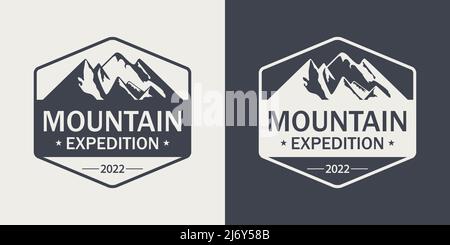 Vector Ventage Etiketten mit handgezeichneten Bergen. 2022. Illustration für Skigebiet, Wandern, Klettern, Mountainbiken Logo Set. Winter Wird Gezeichnet Stock Vektor