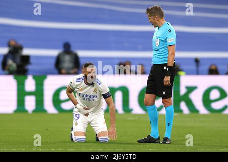 Madrid, Spanien. 4.. Mai 2022. Der Schiedsrichter Daniele Orsato aus Italien sieht zu, als Karim Benzema aus Real Madrid reagiert, nachdem er während des UEFA Champions League-Spiels beim Bernabeu in Madrid einen Schlag in den Bauch des Balls genommen hatte. Bildnachweis sollte lauten: Jonathan Moscrop/Sportimage Kredit: Sportimage/Alamy Live News Stockfoto