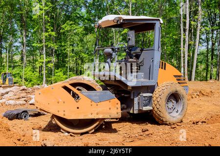 Vorbereitung des Grundstücks für die Baustelle mit schweren Traktormaschinen, die sich bewegenden Boden Stockfoto