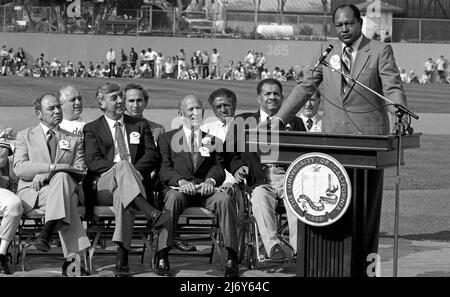Der Bürgermeister von Los Angeles, Tom Bradley, sprach bei der Namenszeremonie für das Jackie Robinson Stadium, das Heimstadion des UCLA Bruins College Baseballteams, in Westwood, CA. Zu den anwesenden Würdenträgern gehören Sandy Koufax, Tom Lasorda, Don Newcombe, Roy Campanella und Howard Cossell. Stockfoto