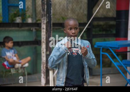 13. Januar 2016 - Havanna, Kuba: Ein Junge praktiziert Boxen an einer Schule hier in Havanna. (Liz Roll) Stockfoto