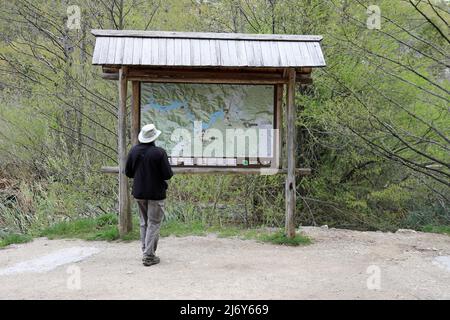 Tourist Information Board und Karte bei Plitvicer Seen in Kroatien Stockfoto