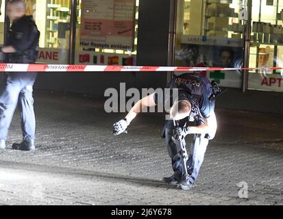 04. Mai 2022, Nordrhein-Westfalen, Duisburg: Polizeibeamte suchen nachts auf dem Hamborn Altmarkt in Marxloh nach Spuren der Schüsse. Bei einer Auseinandersetzung mit Schusswaffen in Duisburg sind am Mittwochabend vier Personen verletzt worden. Foto: Roberto Pfeil/dpa Stockfoto