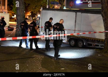 04. Mai 2022, Nordrhein-Westfalen, Duisburg: Polizeibeamte suchen nachts auf dem Hamborn Altmarkt in Marxloh nach Spuren der Schüsse. Bei einer Auseinandersetzung mit Schusswaffen in Duisburg sind am Mittwochabend vier Personen verletzt worden. Foto: Roberto Pfeil/dpa Stockfoto