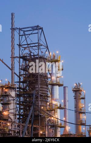 Öl- und Gasraffinerie mit Türmen, die in der Abenddämmerung beleuchtet werden, Montreal East, Quebec, Kanada. Stockfoto