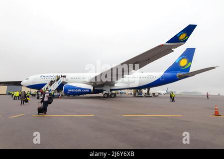 Ruandair Airbus A330-Flugzeug am Flughafen Kigali mit Passagieren, die in Ruanda landen. Flugzeug von Ruandair A330-200. Passagiere, die aus dem Flugzeug laufen. Stockfoto