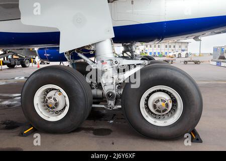 Fahrwerk von Airbus A330-Flugzeugen. Haupträder des Fahrgetriebes. Zurückfahrtes Fahrwerk der A330-er Ebene. Stockfoto