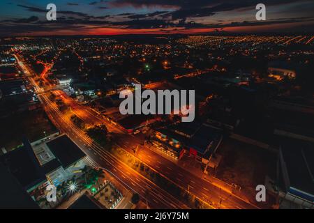 Ribeirao Preto Stadt in Sao Paulo an einem Sonnenuntergangstag. Region der Presidente Vargas Avenue Konzeptbild. Stockfoto