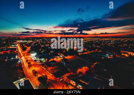 Ribeirao Preto Stadt in Sao Paulo an einem Sonnenuntergangstag. Region der Presidente Vargas Avenue Konzeptbild. Stockfoto