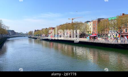 Fluss Liffey im Stadtzentrum von Dublin - DUBLIN, IRLAND - APRIL 20. 2022 Stockfoto