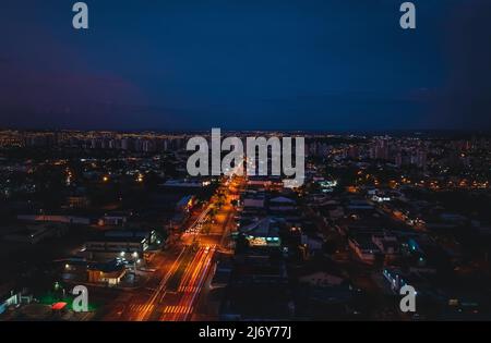 Ribeirao Preto Stadt in Sao Paulo an einem Sonnenuntergangstag. Region der Presidente Vargas Avenue Konzeptbild. Stockfoto