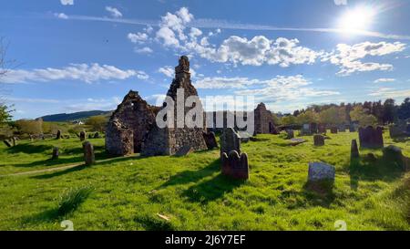 Antiker Friedhof und Ruinen einer Kirche in Nordirland Stockfoto