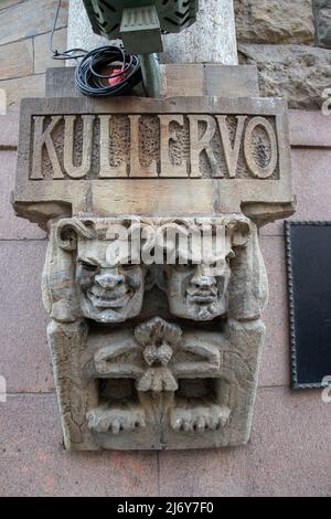 Das Pohjola-Gebäude aus dem Jahr 1901 in Helsinki, Finnland, ist mit vielen Grotesken geschmückt, die Figuren aus der finnischen Mythologie darstellen. Stockfoto