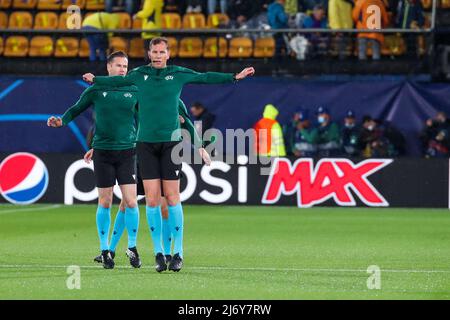 Estadio de la Ceramica, Vilareal, Spanien, 03. Mai 2022, Schiedsrichter Danny Makkelie und Linienassistenten wärmen sich vor dem Spiel während der Villarreal CF auf Stockfoto