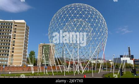 Sphere Monument im Stadtzentrum von Belfast - BELFAST, Großbritannien - 25. APRIL 2022 Stockfoto