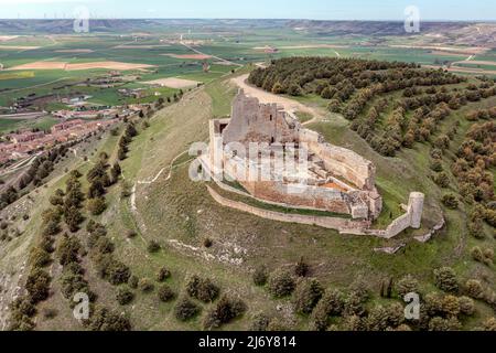 Luftaufnahme der Ruinen einer alten mittelalterlichen Burg in Castrojeriz, Burgos, Spanien. Stockfoto