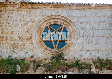 Kirche von San Juan in Castrojeriz, Burgos Spanien aus dem dreizehnten Jahrhundert. Rosette hervorragendes Exemplar von Pentagramm pentagramm pentagramm pentagramm traditionell investieren Stockfoto