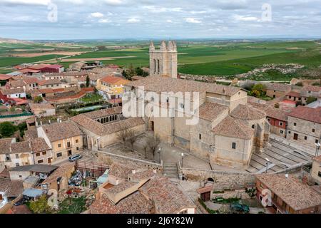 Die Kirche St. John in Castrojeriz Burgos, Spanien stammt aus dem dreizehnten Jahrhundert, mit Verteidigungsturm Stockfoto