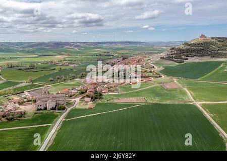 Gesamtansicht von Castrojeriz (Provinz Burgos, Gemeinde Castilla y Leon, Spanien). Panoramablick Stockfoto