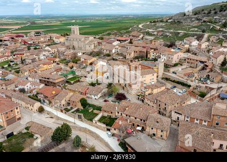 Gesamtansicht von Castrojeriz (Provinz Burgos, Gemeinde Castilla y Leon, Spanien). Stockfoto