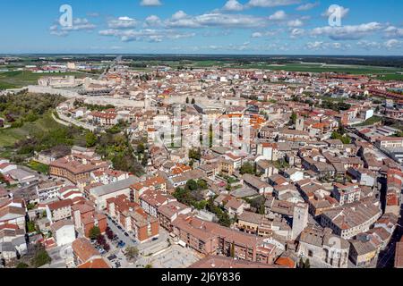 Blick auf Cuellar, eine kleine Altstadt in der Provinz Segovia, mit der rekonstruierten Burg im Vordergrund. Stockfoto