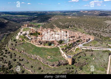 Ansicht der mittelalterlichen Stadt Pedraza und ihrer Burg in der Provinz Segovia, Gesamtansicht Stockfoto