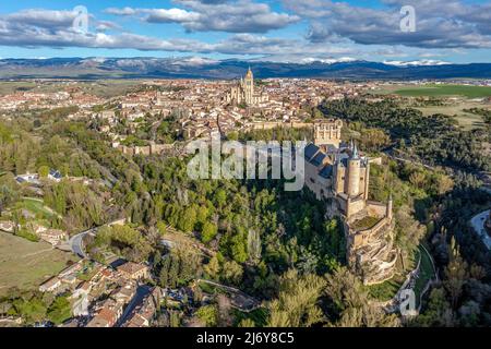 Blick auf die Festung Alcazar und die St. Mary Kathedrale von segovia, die von der UNESCO zum Weltkulturerbe erklärt wurde Stockfoto