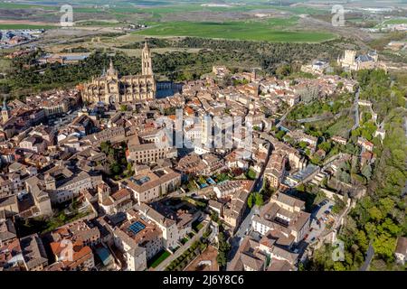 Blick auf die Festung Alcazar und die St. Mary Kathedrale von segovia, die von der UNESCO zum Weltkulturerbe erklärt wurde Stockfoto