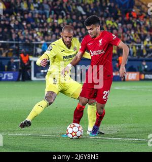 Estadio de la Ceramica, Vilareal, Spanien, 03. Mai 2022, Luis Diaz (FC Liverpool) im Einsatz von Etienne Capoue (CF Villarreal) während Villarrea Stockfoto