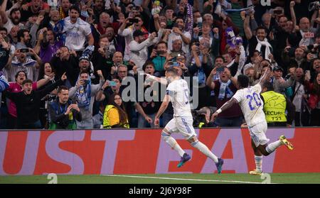 Madrid, Spanien. Mai 4. 2022: Santiago Bernab&#xe9;U Stadium, Madrid, Spanien: Champions League-Halbfinale, 2. Etappen, Real Madrid gegen Manchester City; Karim Benzema aus madrid feiert sein Tor für 3-1 aus dem Elfmetersport in der 95.-minütigen.Credit: Action Plus Sports Images/Alamy Live News Stockfoto