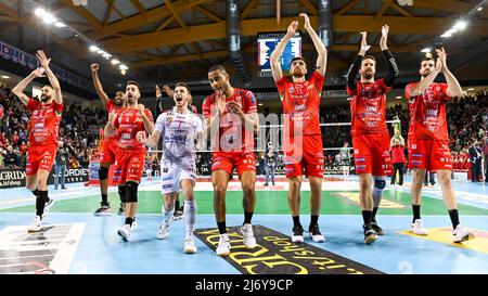 Eurosuole Forum, Civitanova Marche, Italien, 04. Mai 2022, Die Spieler von Cucine Lube Civitanova begrüßen ihre Fans am Ende des Spiels während des Play Off - Cucine Lube Civitanova vs Sir Safety Conad Perugia - Volleyball Italienische Serie A Männer Superliga Meisterschaft Stockfoto