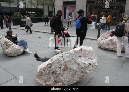 4. Mai 2022, New York, USA: (NEU) MASA im Rockefeller Center: Intervencion/Interseccion. 4. Mai 2022, New York, USA: MASA im Rockefeller Center feiert vom 5.. Mai bis 24.. Juni auf dem gesamten Campus des Rockefeller Centers das Beste aus zeitgenössischer mexikanischer Kunst und Design. Dies ist die erste Ausstellung der in Mexiko-Stadt ansässigen Plattform Ã¢â‚¬Å New York mit dem Thema Ã¢â‚¬Å Intervencion/InterseccionÃ¢â‚¬Â, die in der Rink Level Gallery und auf dem Center Plaza eröffnet wird und die Werke ausschließlich in Mexiko ansässiger Künstler, Architekten und Designer zeigt, wie z. B. Alma AllenÃ¢â‚¬â„¢not yet titled, 2016, 2019, 2021, Stockfoto