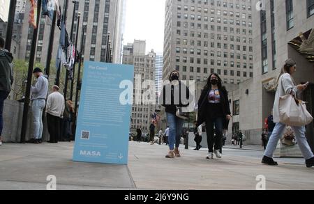 4. Mai 2022, New York, USA: (NEU) MASA im Rockefeller Center: Intervencion/Interseccion. 4. Mai 2022, New York, USA: MASA im Rockefeller Center feiert vom 5.. Mai bis 24.. Juni auf dem gesamten Campus des Rockefeller Centers das Beste aus zeitgenössischer mexikanischer Kunst und Design. Dies ist die erste Ausstellung der in Mexiko-Stadt ansässigen Plattform Ã¢â‚¬Å New York mit dem Thema Ã¢â‚¬Å Intervencion/InterseccionÃ¢â‚¬Â, die in der Rink Level Gallery und auf dem Center Plaza eröffnet wird und die Werke ausschließlich in Mexiko ansässiger Künstler, Architekten und Designer zeigt, wie z. B. Alma AllenÃ¢â‚¬â„¢not yet titled, 2016, 2019, 2021, Stockfoto