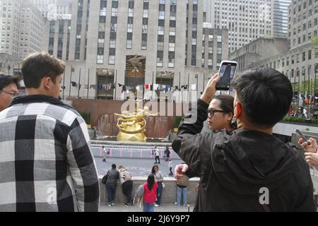 4. Mai 2022, New York, USA: (NEU) MASA im Rockefeller Center: Intervencion/Interseccion. 4. Mai 2022, New York, USA: MASA im Rockefeller Center feiert vom 5.. Mai bis 24.. Juni auf dem gesamten Campus des Rockefeller Centers das Beste aus zeitgenössischer mexikanischer Kunst und Design. Dies ist die erste Ausstellung der in Mexiko-Stadt ansässigen Plattform Ã¢â‚¬Å New York mit dem Thema Ã¢â‚¬Å Intervencion/InterseccionÃ¢â‚¬Â, die in der Rink Level Gallery und auf dem Center Plaza eröffnet wird und die Werke ausschließlich in Mexiko ansässiger Künstler, Architekten und Designer zeigt, wie z. B. Alma AllenÃ¢â‚¬â„¢not yet titled, 2016, 2019, 2021, Stockfoto