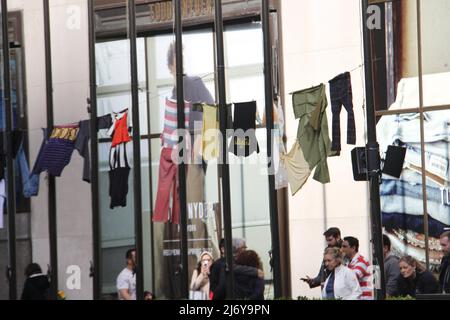 4. Mai 2022, New York, USA: (NEU) MASA im Rockefeller Center: Intervencion/Interseccion. 4. Mai 2022, New York, USA: MASA im Rockefeller Center feiert vom 5.. Mai bis 24.. Juni auf dem gesamten Campus des Rockefeller Centers das Beste aus zeitgenössischer mexikanischer Kunst und Design. Dies ist die erste Ausstellung der in Mexiko-Stadt ansässigen Plattform Ã¢â‚¬Å New York mit dem Thema Ã¢â‚¬Å Intervencion/InterseccionÃ¢â‚¬Â, die in der Rink Level Gallery und auf dem Center Plaza eröffnet wird und die Werke ausschließlich in Mexiko ansässiger Künstler, Architekten und Designer zeigt, wie z. B. Alma AllenÃ¢â‚¬â„¢not yet titled, 2016, 2019, 2021, Stockfoto