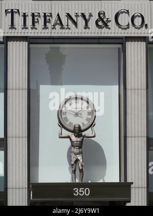 Eine Uhr in Form des griechischen gottes Atlas, die die Welt vor einem Geschäft von Tiffany & Co. Mit Luxusmarken am Union Square, San Francisco, Kalifornien, hält. Stockfoto