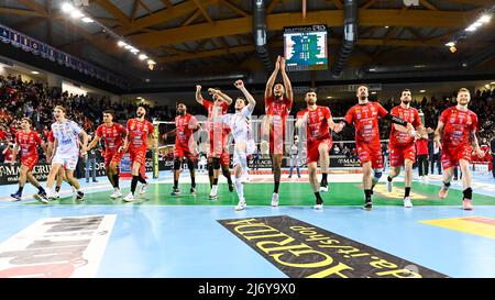 Die Spieler von Cucine Lube Civitanova begrüßen ihre Fans am Ende des Spiels während des Play Off - Cucine Lube Civitanova vs Sir Safety Conad Perugia , Volleyball Italienische Serie A Männer Superleague Championship in Civitanova Marche, Italien, Mai 04 2022 Stockfoto