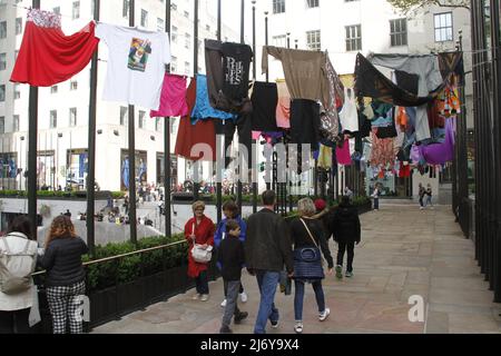 4. Mai 2022, New York, USA: (NEU) MASA im Rockefeller Center: Intervencion/Interseccion. 4. Mai 2022, New York, USA: MASA im Rockefeller Center feiert vom 5.. Mai bis 24.. Juni auf dem gesamten Campus des Rockefeller Centers das Beste aus zeitgenössischer mexikanischer Kunst und Design. Dies ist die erste Ausstellung der in Mexiko-Stadt ansässigen Plattform Ã¢â‚¬Å New York mit dem Thema Ã¢â‚¬Å Intervencion/InterseccionÃ¢â‚¬Â, die in der Rink Level Gallery und auf dem Center Plaza eröffnet wird und die Werke ausschließlich in Mexiko ansässiger Künstler, Architekten und Designer zeigt, wie z. B. Alma AllenÃ¢â‚¬â„¢not yet titled, 2016, 2019, 2021, Stockfoto