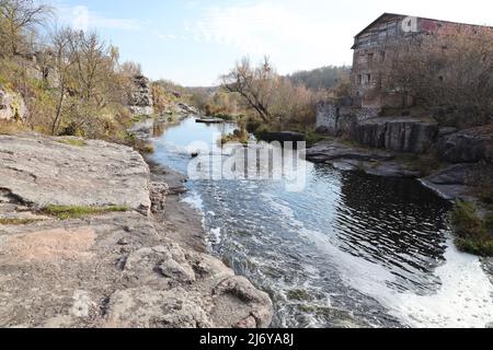 Felsenufer, Berglandschaft. Blick auf den Gebirgsfluss im frühen Frühjahr. Naturlandschaft, Wildnis. Bukski Canyon und Tikich Fluss Stockfoto