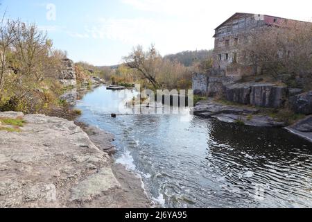 Felsenufer, Berglandschaft. Blick auf den Gebirgsfluss im frühen Frühjahr. Naturlandschaft, Wildnis. Bukski Canyon und Tikich Fluss Stockfoto